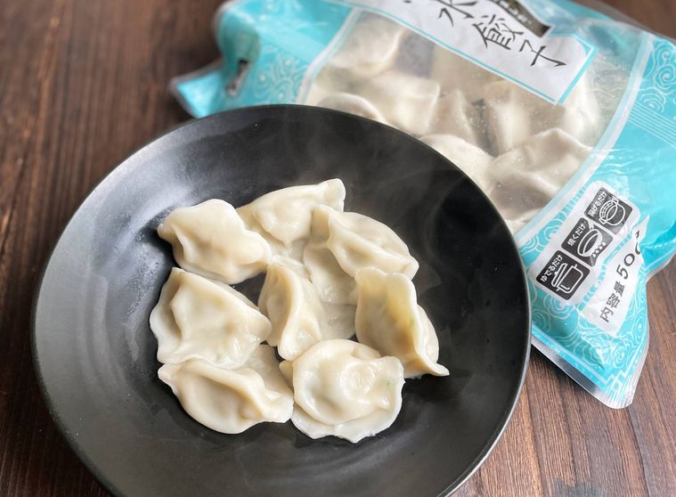 ゆでたあとお皿に盛り付けた水餃子