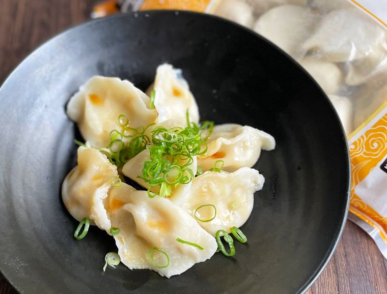 お皿に盛り付けた業務スーパー豚肉水餃子