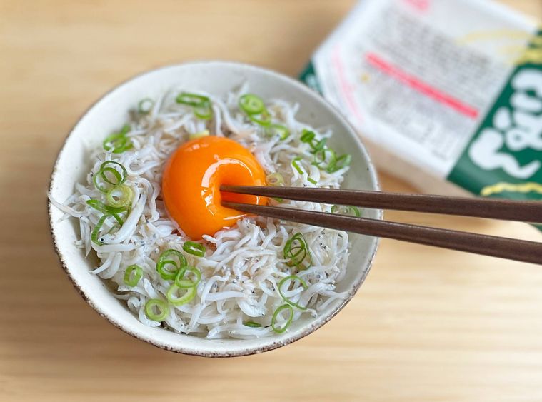 パックご飯をしらす卵かけご飯にアレンジ