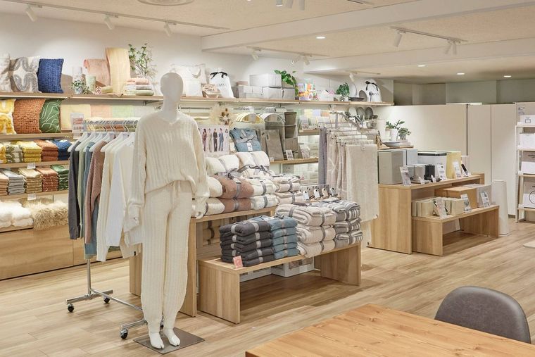 LOWYA渋谷宮益坂店の雑貨・家電コーナー