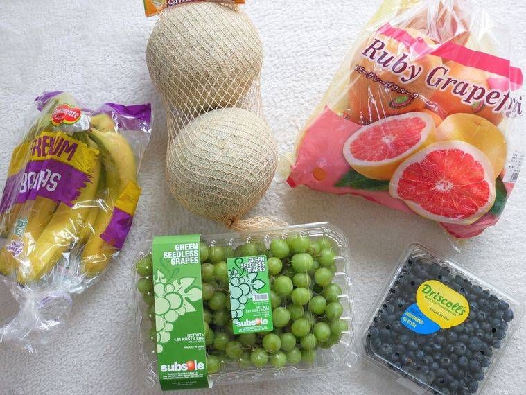 さまざまなフルーツがテーブルに置かれている