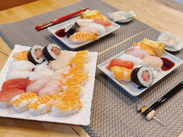 お寿司が器に盛られている