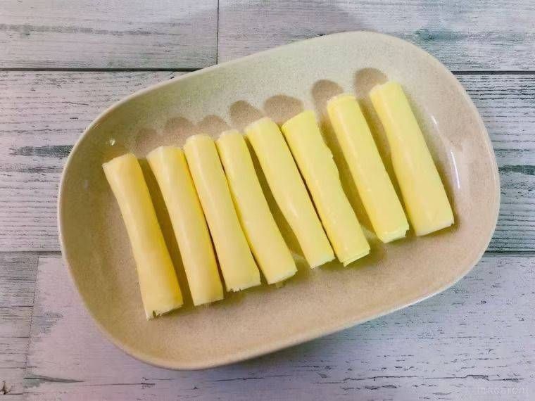 茶色い器にチーズが並んでいる