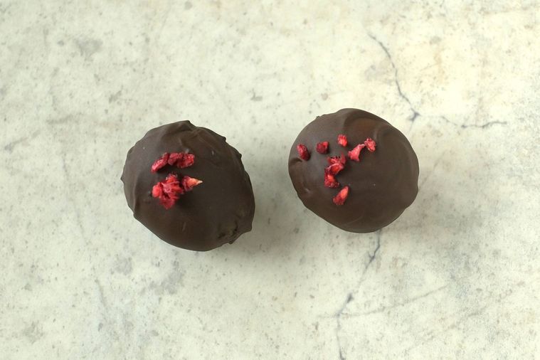 シャインマスカットチョコにドライフランボワーズがトッピングされている