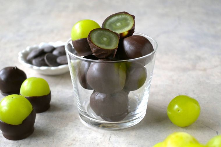 シャインマスカットチョコがグラスに盛り付けられている