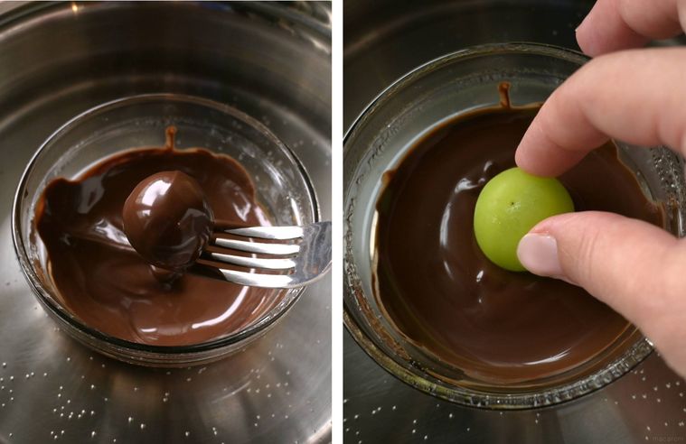 溶かしたチョコレートにシャインマスカットをくぐらせる様子