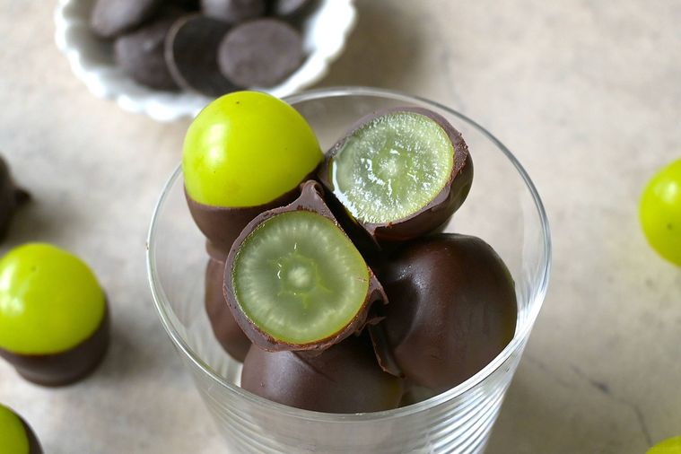 グラスに盛り付けられたシャインマスカットチョコレートの断面が見えている