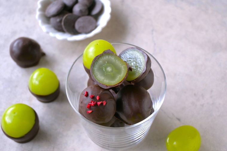 チョコレートをコーティングしたシャインマスカットがグラスに盛り付けられている。