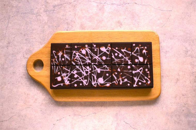 エンジェルヘアーチョコがカッティングボードにのせてある