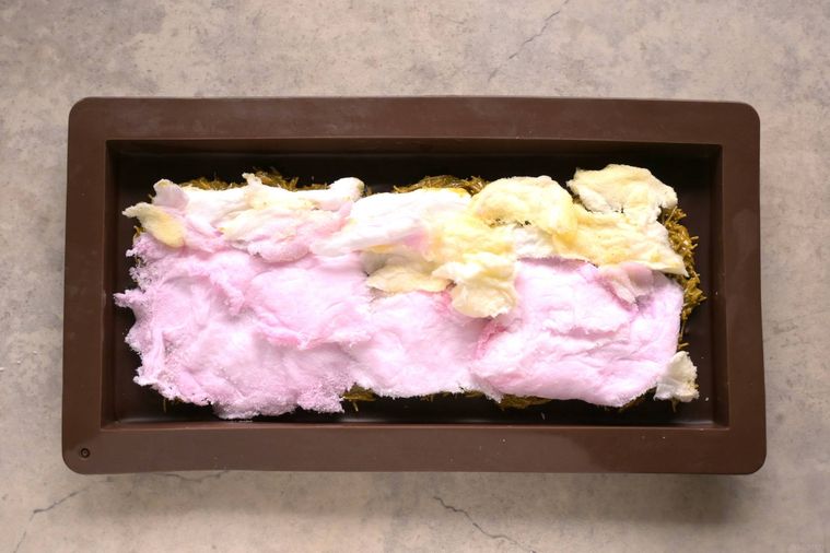 チョコレート型に綿あめを詰めた様子