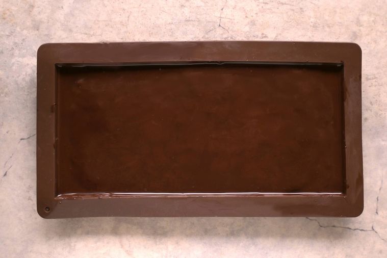 型にチョコレートを流し入れた様子