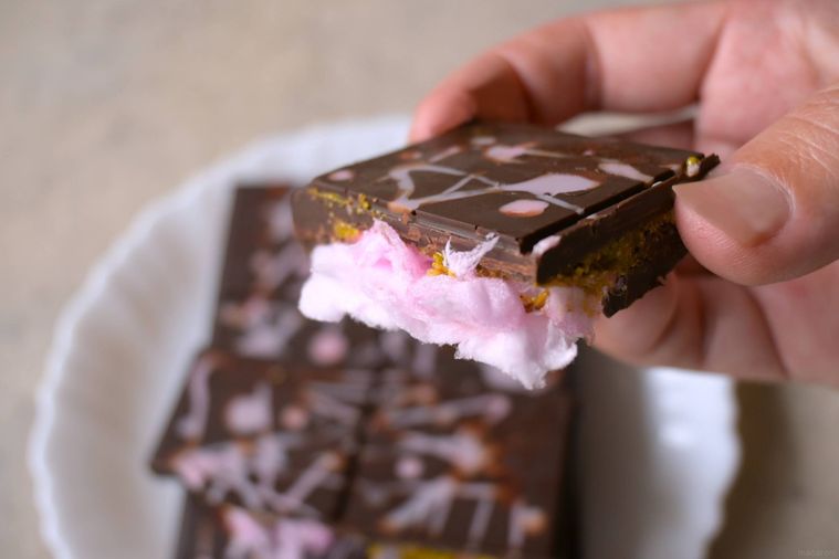 小さく割ったエンジェルヘアーチョコを手で持つ様子