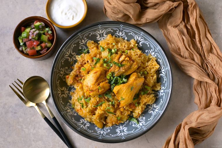 グレーの深皿に盛り付けられたマッチブースにカチュンバルサラダとヨーグルトが添えられている