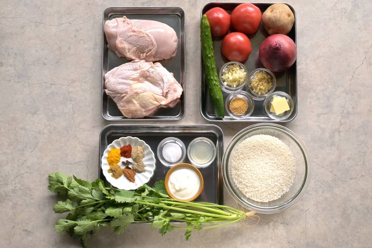 鶏肉やトマト赤玉ねぎやスパイスなどのマッチブースの材料が並んでいる