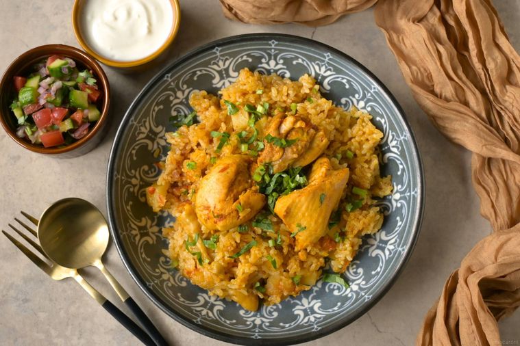 丸皿に盛り付けられたマッチブースにカチュンバルサラダとヨーグルトが添えられている