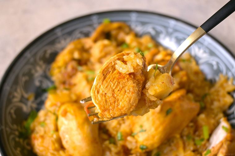 マッチブースの米と具材をスプーンですくう様子