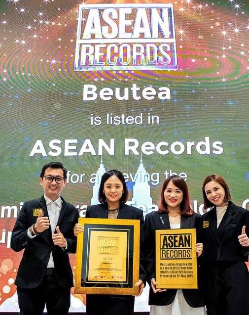 男性1人と女性3人が並んでいる様子