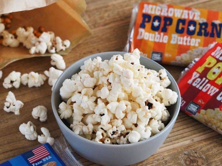 グレーの器に入ったポップコーン