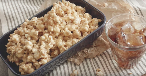 グレーの容器に入ったポップコーン