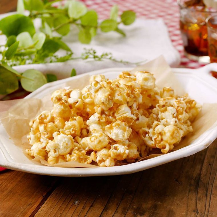 白い皿に盛り付けたポップコーン