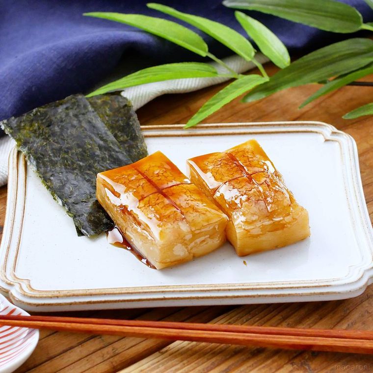 白い皿に盛り付けたみたらし餅