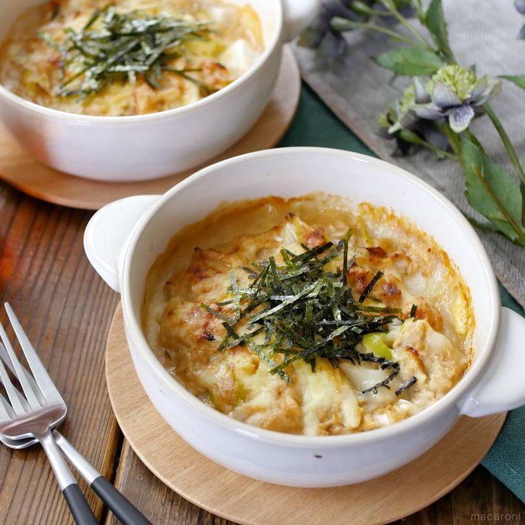 白いグラタン皿に入ったお餅のみそチーズグラタン