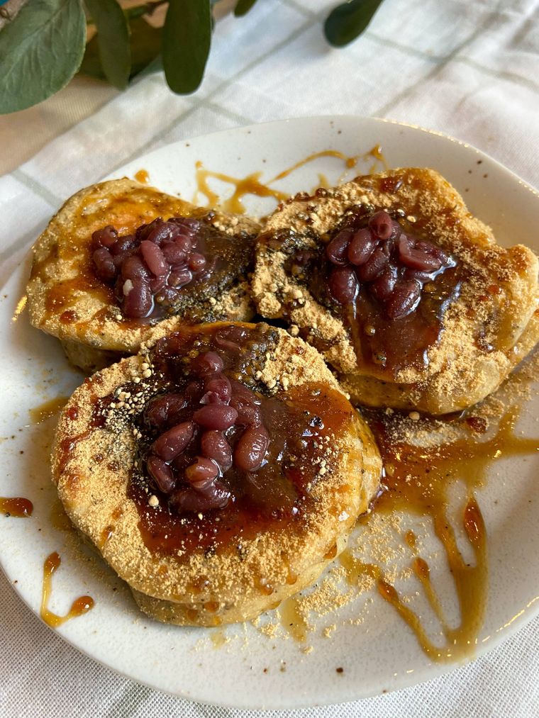 白い皿に盛り付けたきな粉のもっちりパンケーキ