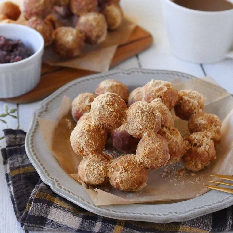 白い皿に盛り付けたポンデきな粉餅