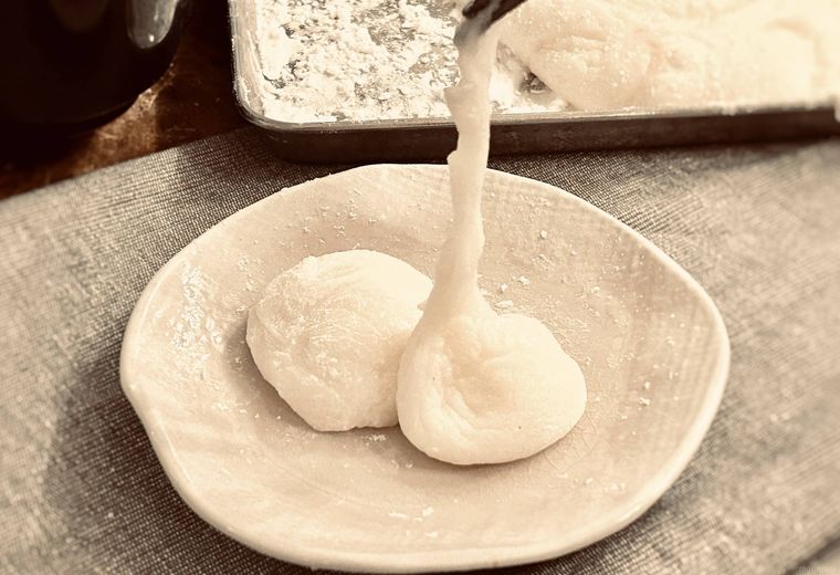 ホームベーカリーで作った餅を箸で持ち上げているところ