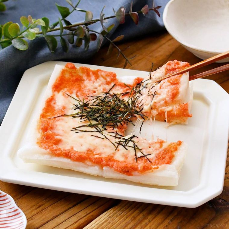 白い皿に盛り付けたもちもち明太チーズ餅ピザ