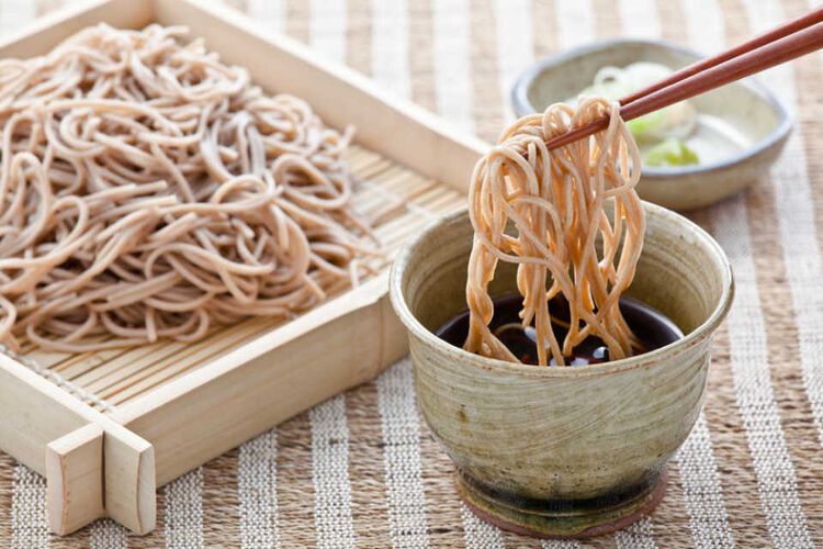 蕎麦をお箸ですくっている様子