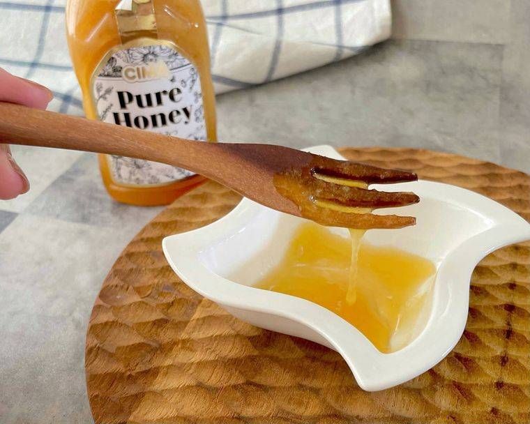 白い小皿に入ったはちみつ