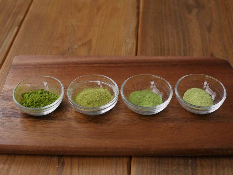 抹茶パウダー、緑茶パウダー、グリーンティー、抹茶ラテを小皿に入れて並べている画像