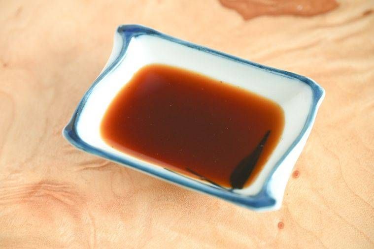 小皿に入った醤油