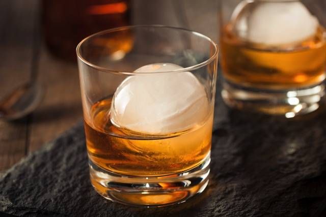 グラスにそそがれたウイスキーが置かれている