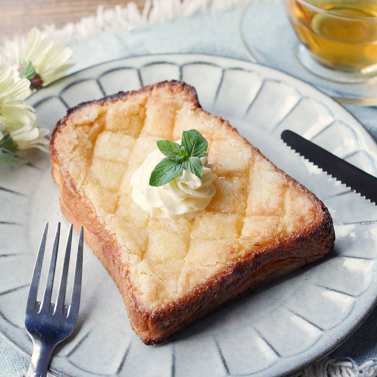 クリームとミントが添えられたメロンパントースト