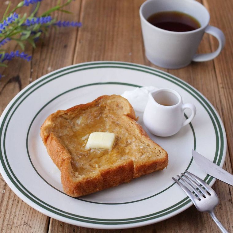 バターがのったフレンチトーストと紅茶