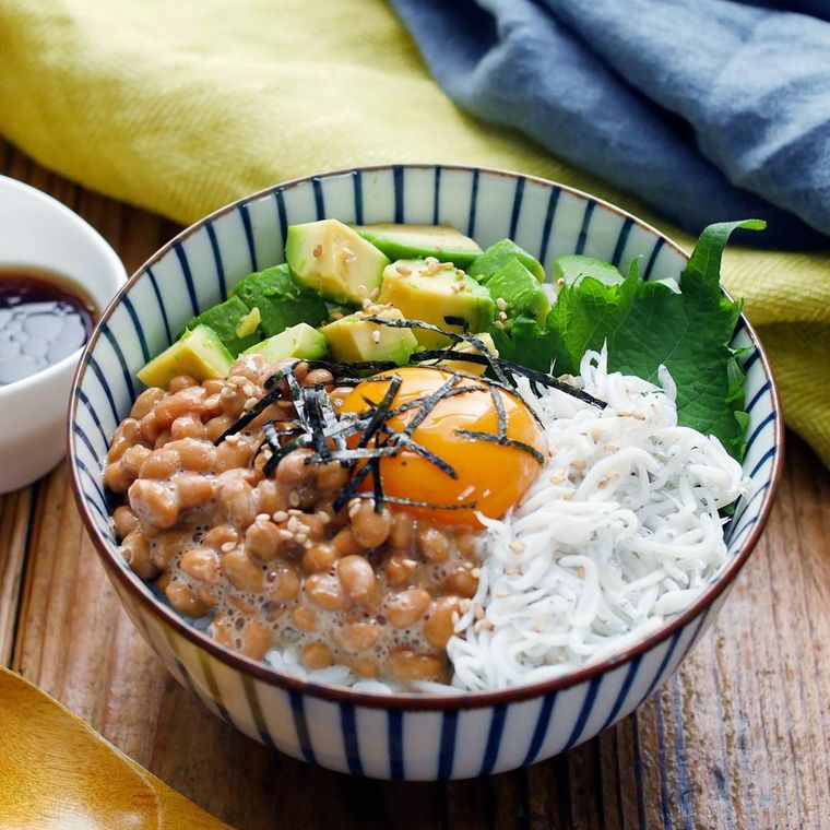 アボカドと納豆としらすに卵黄と刻みのりがトッピングされた丼ぶり