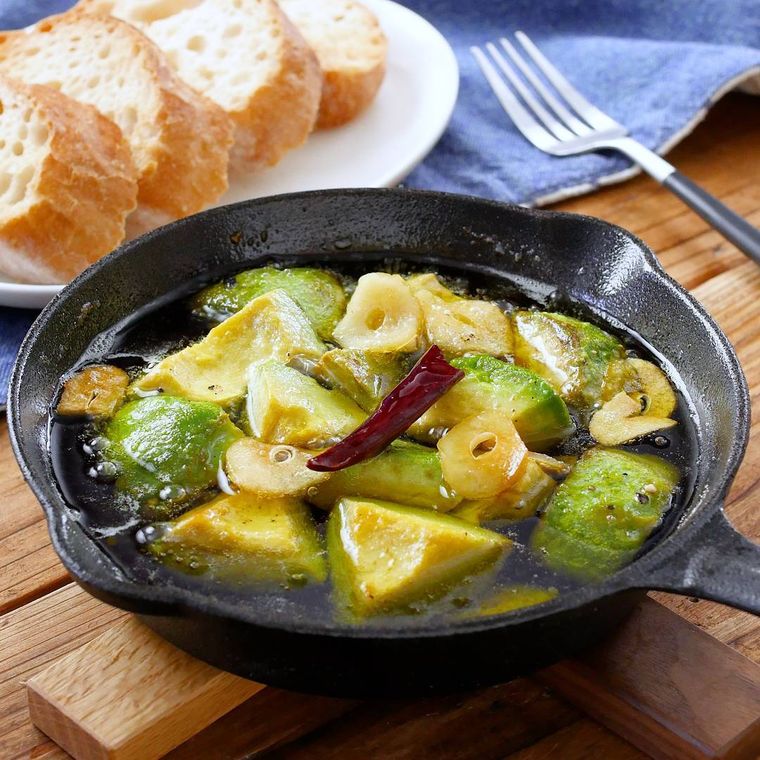 唐辛子がのったアボカドのアヒージョ