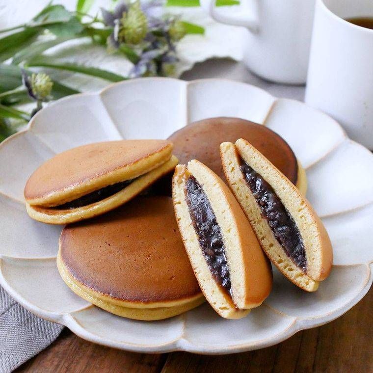 お皿に盛られたどら焼きと2つに割られたどら焼き