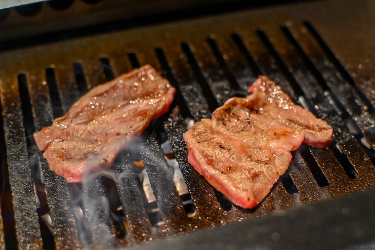 カルビを焼いているところ