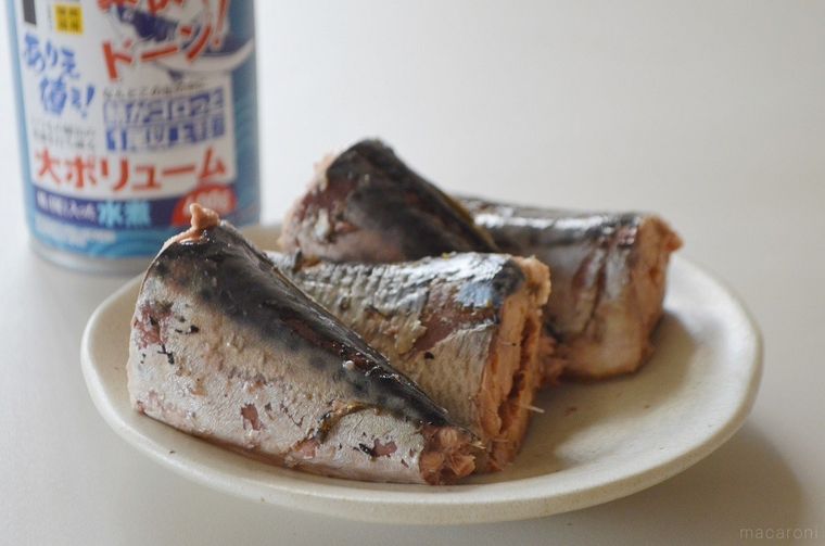 お皿に盛り付けた鯖の水煮缶