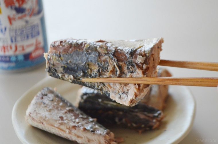 鯖の水煮を箸で持ち上げている様子