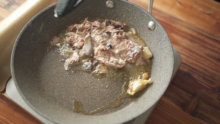 フライパンに入れられた鯖缶