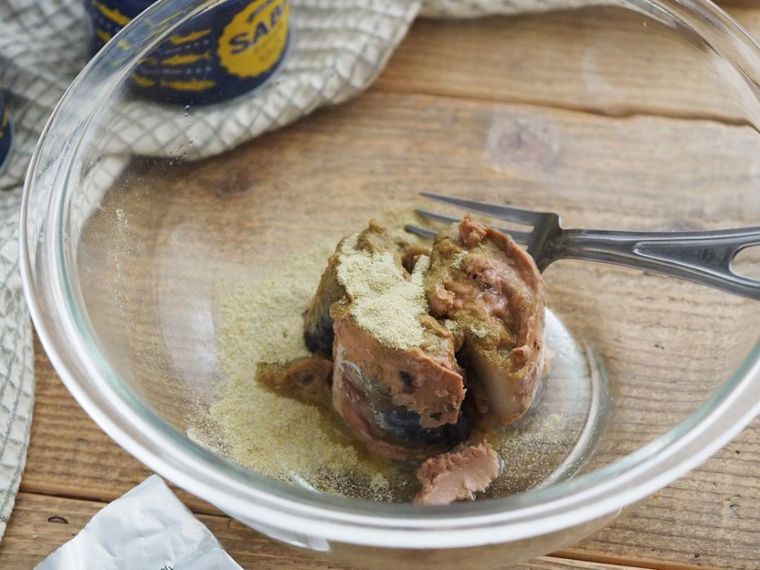 ボウルのなかの鯖水煮とパテの素