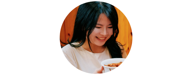 食べ物を持った女性