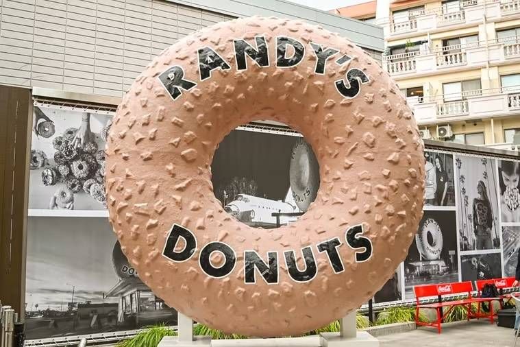 ランディーズドーナツのドーナツ型の巨大看板