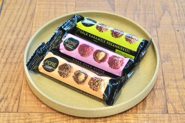 器に並んだミニサイズのチョコレートパッケージ