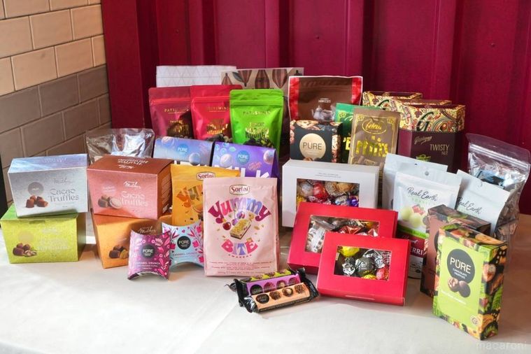 カラフルなパッケージのチョコレートや赤いギフトボックス