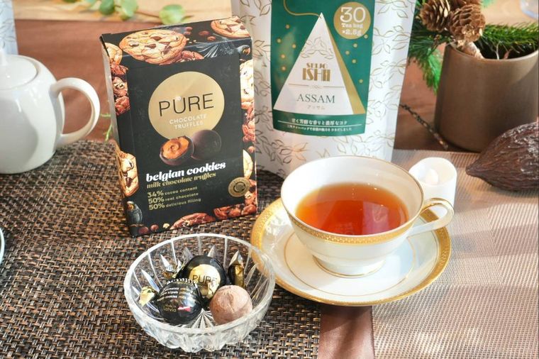 白い小皿にのったチョコレートとペアリングのティーのパッケージ